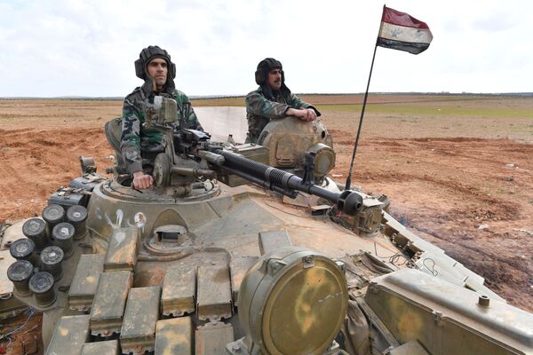 Fuertes y templados por la guerra: cómo los militares sirios regresan a Manbij - Sputnik Mundo