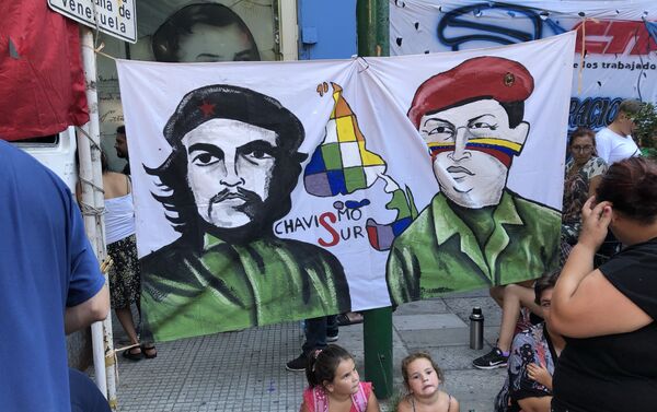 Retratos del Che Guevara y Hugo Chávez en la vigilia antiimperialista frente a la Embajada venezolana en Buenos Aires - Sputnik Mundo