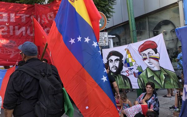 Vigilia antiimperialista frente a la Embajada venezolana en Buenos Aires en apoyo al Gobierno de Maduro - Sputnik Mundo