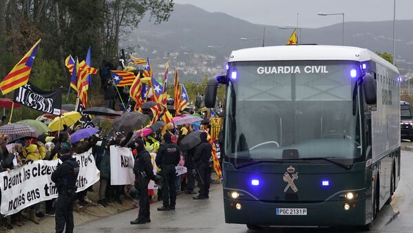 Protestas durante el traslado de presos independentistas catalanes a Madrid - Sputnik Mundo