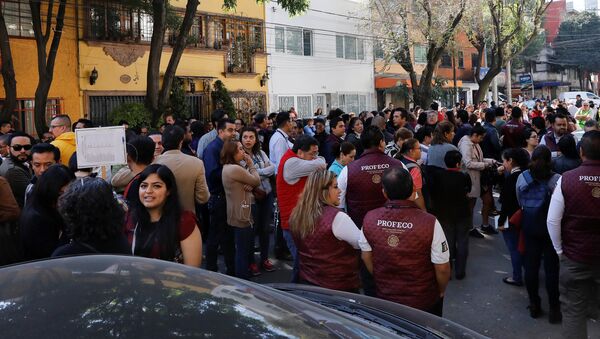 La gente en las calles tras el sismo en México - Sputnik Mundo
