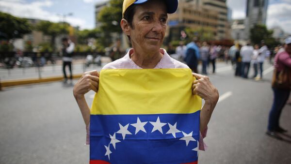 Una manifestante en Caracas - Sputnik Mundo