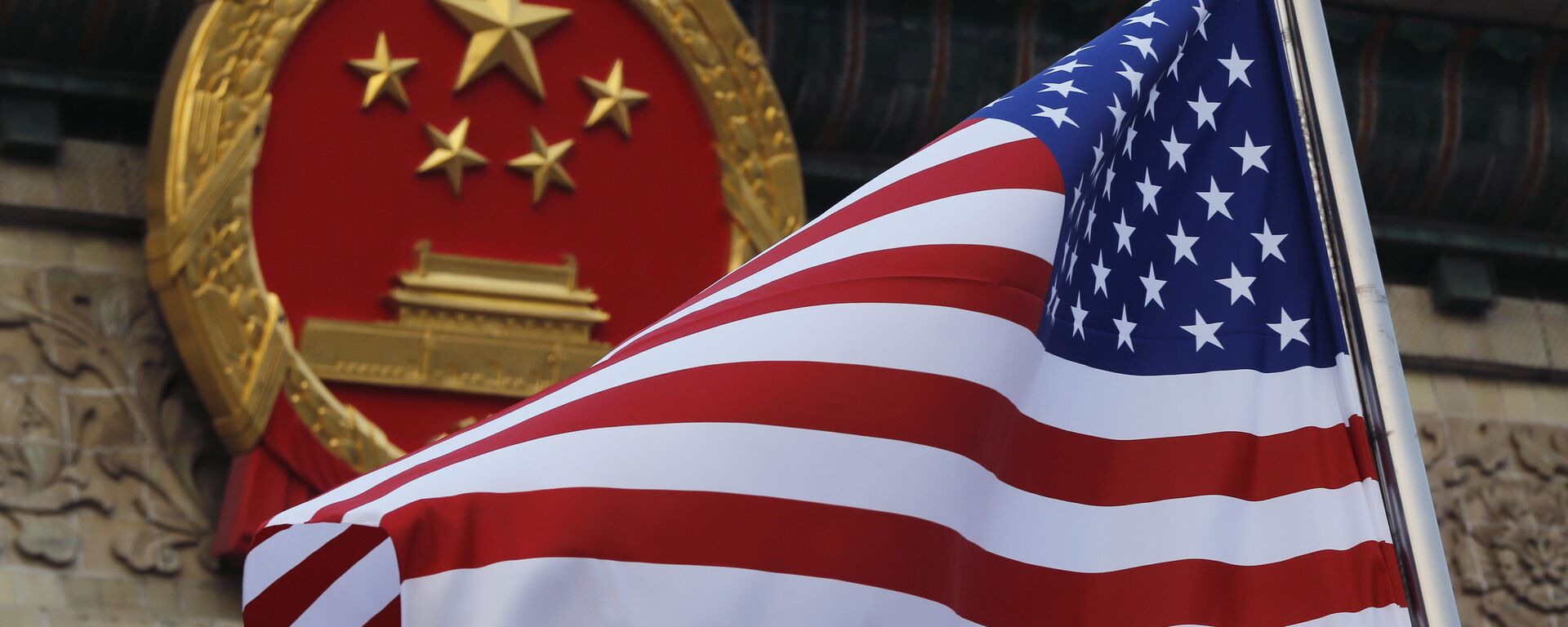 La bandera de EEUU y el emblema de China  - Sputnik Mundo, 1920, 09.03.2021