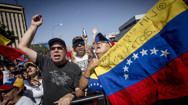 Los manifestantes con la bandera de oposición en Venezuela (archivo) - Sputnik Mundo