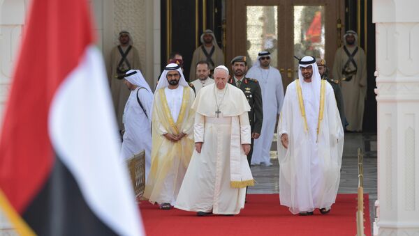 El papa Francisco durante su visita oficial a los Emiratos Árabes - Sputnik Mundo