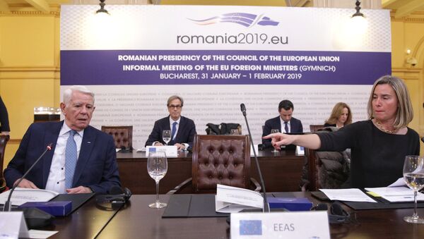El ministro de Exteriores de Rumanía, Teodor Melescanu, y la jefa de la diplomacia europea, Federica Mogherini - Sputnik Mundo