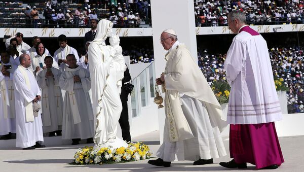 El papa Francisco en la Santa Misa en Abu Dabi - Sputnik Mundo
