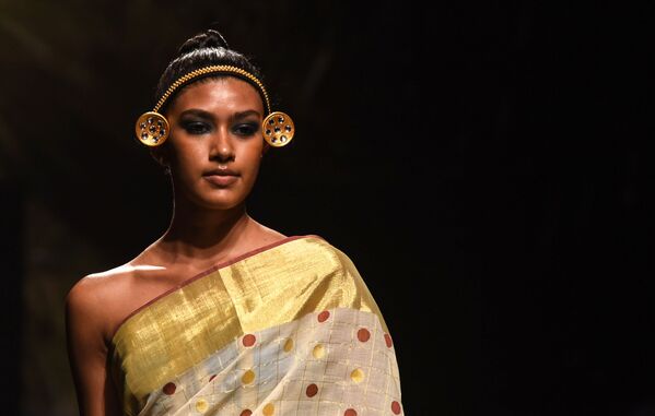 Oriente sensual: Bombay alberga un colorido desfile de modas - Sputnik Mundo