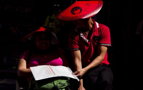 Pareja observa la carta de un restaurante durante los festejos del Año Nuevo chino en la ciudad de México - Sputnik Mundo