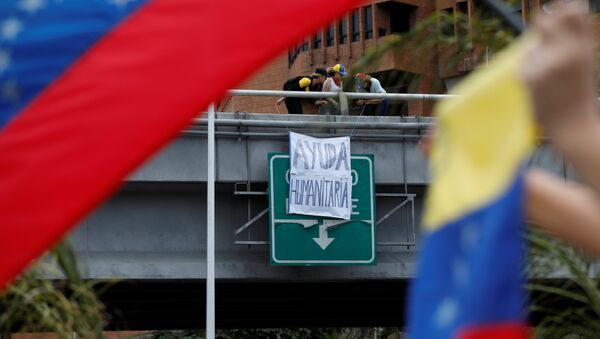 Pancarta Ayuda humanitaria en Caracas - Sputnik Mundo
