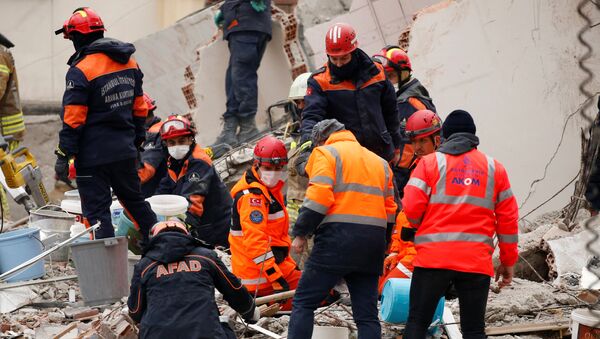 El rescate de víctimas en Estambul tras colapso de un edificio - Sputnik Mundo