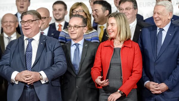 Los ministros de Exteriores de la Unión Europea y la Alta Representante de la UE, Federica Mogherini (en el centro) - Sputnik Mundo