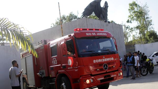 Los bomberos en el incendio en el club brasileño de fútbol Flamengo en Río de Janeiro - Sputnik Mundo