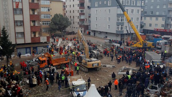 El rescate de víctimas en Estambul tras colapso de un edificio - Sputnik Mundo