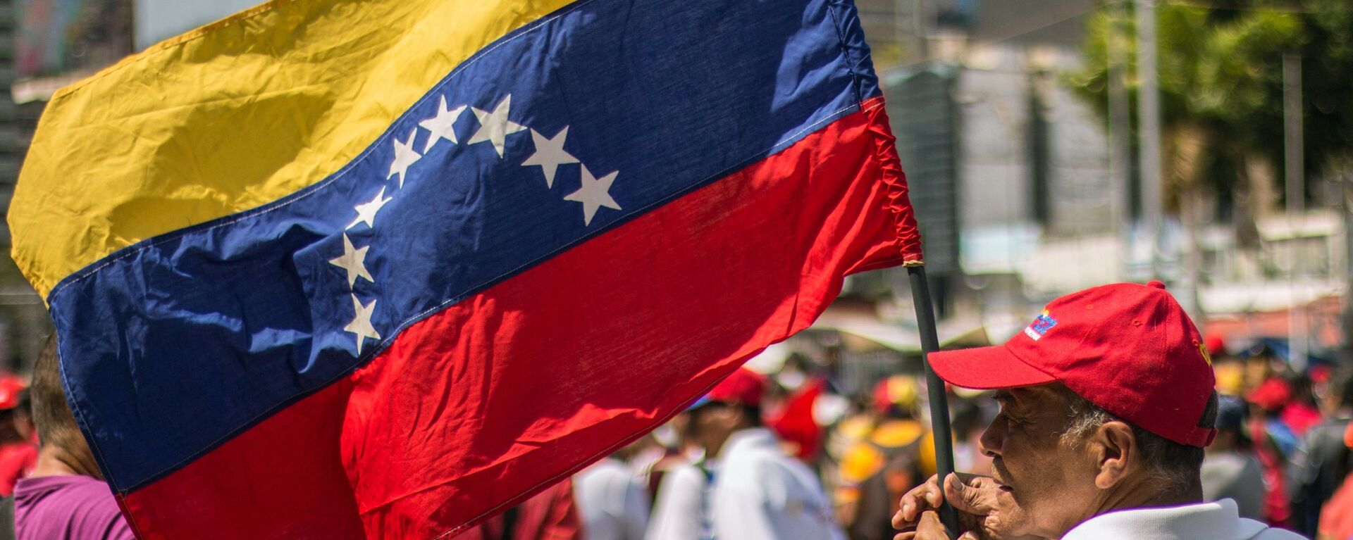 Un hombre con la bandera de Venezuela - Sputnik Mundo, 1920, 16.09.2021