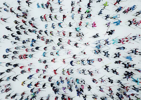 Una carrera de esquí masiva reúne a personas de todos los rincones de Rusia - Sputnik Mundo