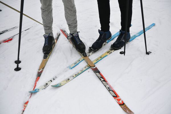 Una carrera de esquí masiva reúne a personas de todos los rincones de Rusia - Sputnik Mundo