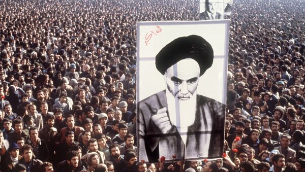 Los manifestantes en contra del sha Pahleví sujetan el retrato del ayatolá Jomeini en Teherán, 16 de enero de 1979 - Sputnik Mundo
