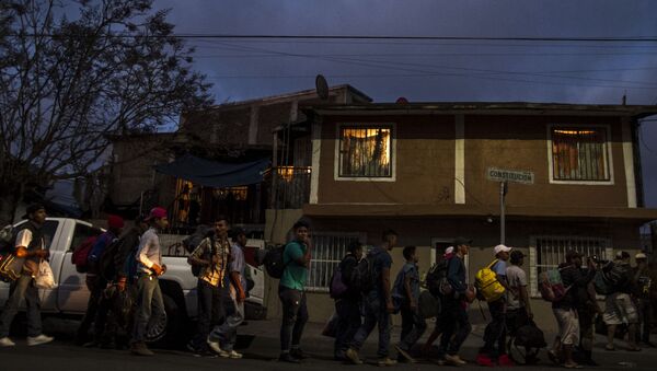 Caravana de migrantes llegando al albergue Juventud 2000, en Tijuana, Baja California, México - Sputnik Mundo