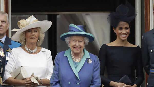 Reina Isabel II, Camilla Parker Bowles y Meghan Markle - Sputnik Mundo