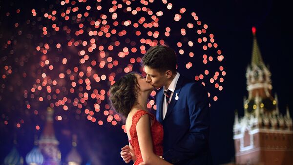 Una pareja de enamorados en la Plaza Roja de Moscú (Rusia) - Sputnik Mundo