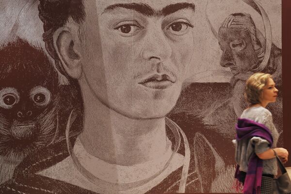 Una mujer en la exposición 'Viva la Vida. Frida Kahlo y Diego Rivera. Pintura y arte gráfico de colecciones privadas y museos' en Moscú. - Sputnik Mundo