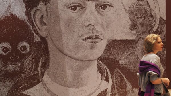 Una mujer en la exposición 'Viva la Vida. Frida Kahlo y Diego Rivera. Pintura y arte gráfico de colecciones privadas y museos' en Moscú - Sputnik Mundo