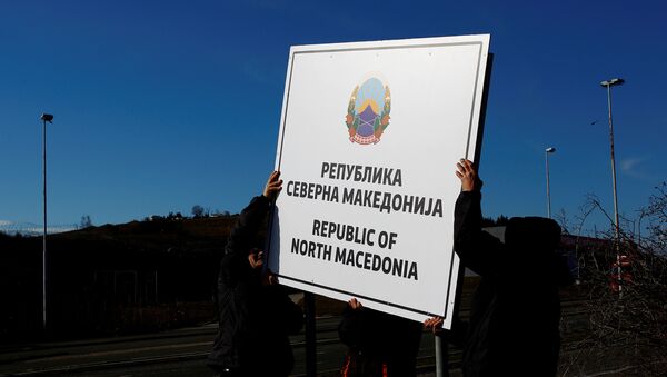 Obreros cambian carteles en un puesto de control fronterizo en Macedonia del Norte - Sputnik Mundo