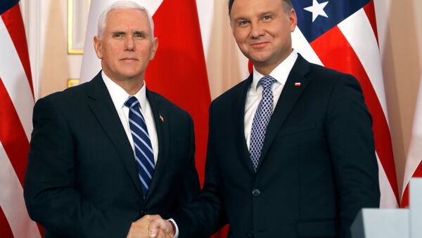 El vicepresidente de EEUU Mike Pence y el jefe de Estado polaco Andrzej Duda - Sputnik Mundo