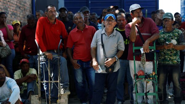 Los venezolanos esperan la entrega de comida - Sputnik Mundo