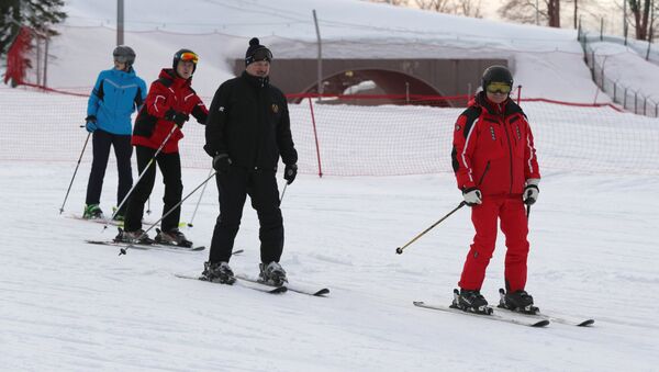 Vladímir Putin, presidente de Rusia, y Alexandr Lukashenko, presidente de Bielorrusia, esquiando en Sochi - Sputnik Mundo