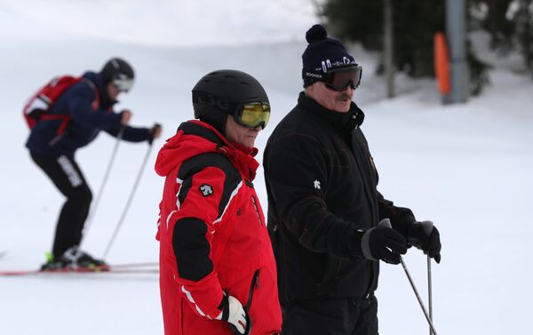 Vladímir Putin y Alexandr Lukashenko esquiando en Sochi - Sputnik Mundo