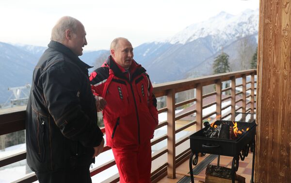 Vladímir Putin y Alexandr Lukashenko después de esquiar - Sputnik Mundo