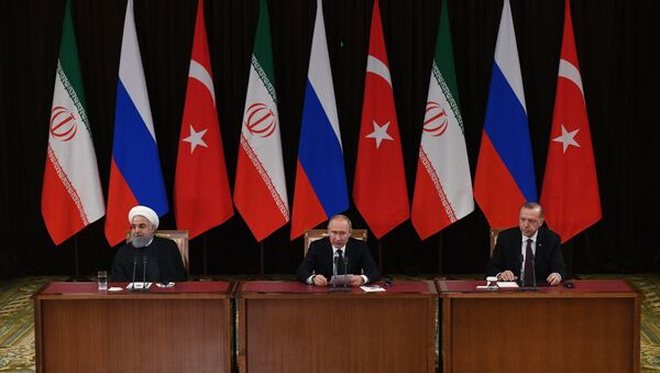 El presidente de Irán, Hasán Rohaní, el presidente de Rusia, Vlad'imir Putin, y el presidente turco, Recep Tayyip Erdogan - Sputnik Mundo