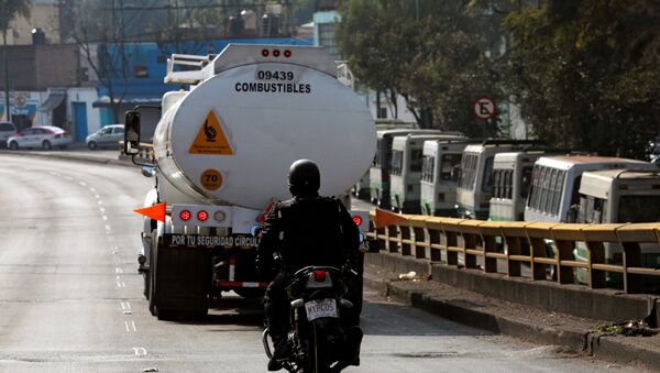 Un policía mexicano y camion cisterna de combustible - Sputnik Mundo