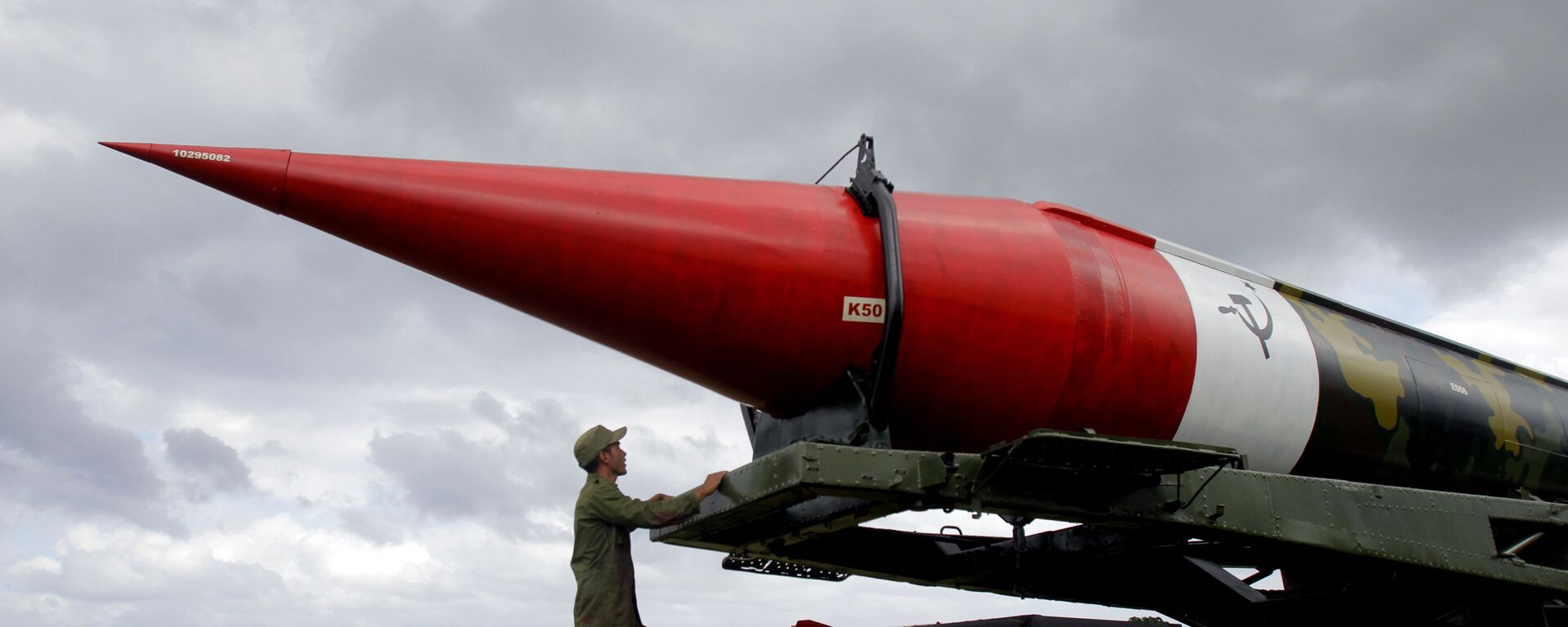 Misil soviético vacío de los tiempos de la crisis de los misiles del Caribe, expuesto en el complejo militar Morro Cabana en La Habana, Cuba (archivo) - Sputnik Mundo, 1920, 15.10.2022