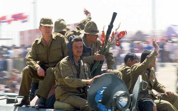Los soldados soviéticos durante la retirada de Afganistán - Sputnik Mundo