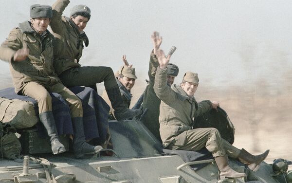 Los soldados soviéticos regresan de Afganistán - Sputnik Mundo