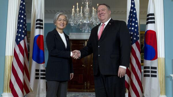 La canciller de Corea del Sur, Kang Kyung-wha, y el secretario de Estado de EEUU, Mike Pompeo (archivo) - Sputnik Mundo