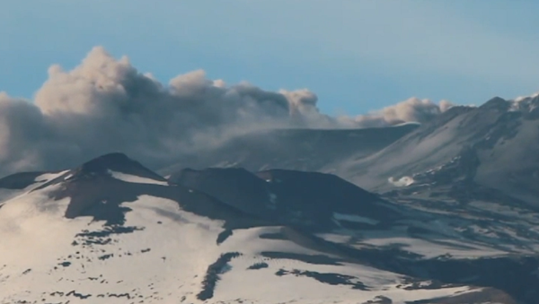 Impresionante: el volcán Etna vuelve a arrojar cenizas y humo - Sputnik Mundo