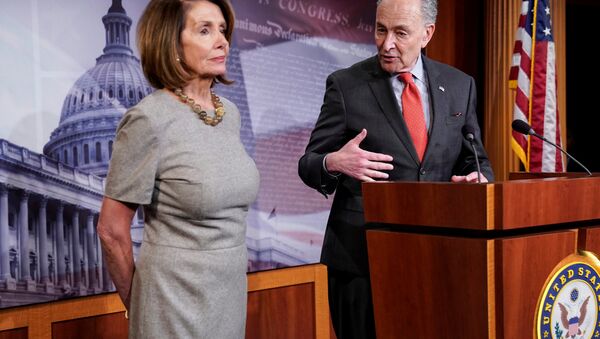 La presidenta de la Cámara de Representantes de EEUU, Nancy Pelosi, y el líder de la Minoría en el Senado, Chuck Schumer - Sputnik Mundo