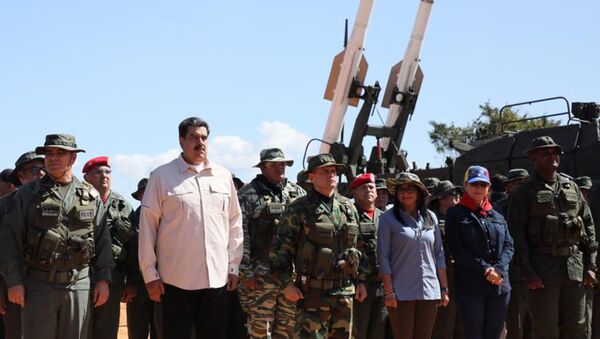 Nicolás Maduro, presidente de Venezuela, durante unos ejercicios militares en Venezuela - Sputnik Mundo