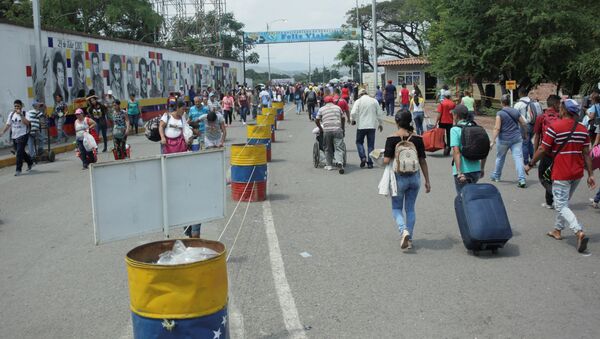 La gente cruza el puente internacional Simón Bolívar hacia Colombia - Sputnik Mundo