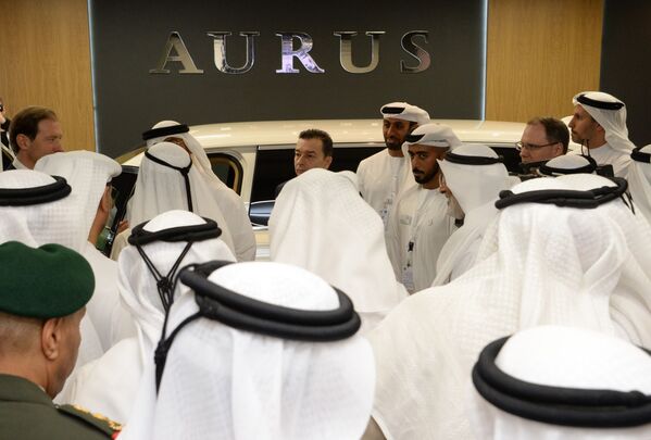 Made in Russia: la limusina de lujo Aurus 'sale de la sombra' en Abu Dabi - Sputnik Mundo