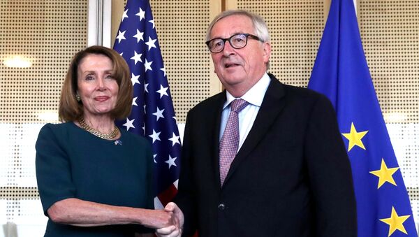 La presidenta de la Cámara de Representantes de EEUU, Nancy Pelosi, y el presidente de la Comisión Europea, Jean-Claude Juncker - Sputnik Mundo