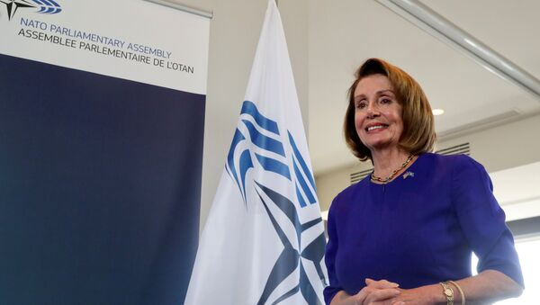 La presidenta de la Cámara de Representantes de Estados Unidos, Nancy Pelosi, con la bandera de la OTAN - Sputnik Mundo