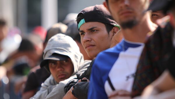 Grupo de migrantes espera largas horas en fila para acceder a un albergue en Ciudad de México (archivo) - Sputnik Mundo