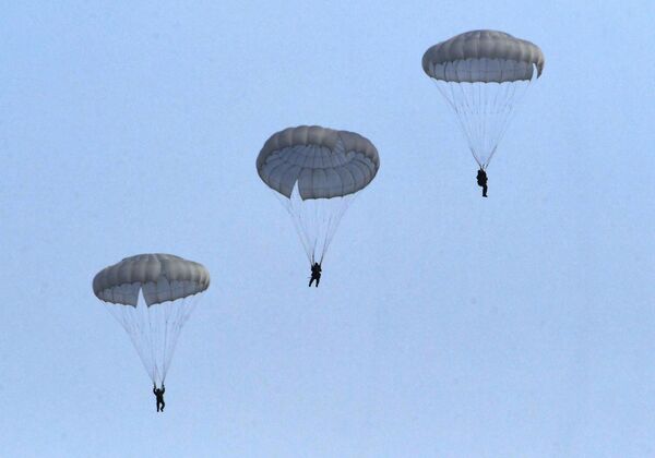 Paracaidistas rusos ponen a prueba sus pericias durante unos ejercicios tácticos - Sputnik Mundo