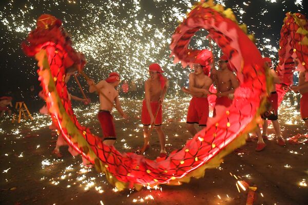 Desfiles, manifestaciones y dragones chinos: estas son las imágenes más interesantes de la semana - Sputnik Mundo