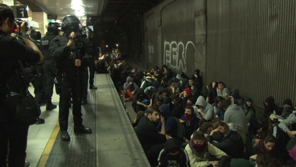 Los estudiantes paralizan el metro barcelonés durante la huelga - Sputnik Mundo